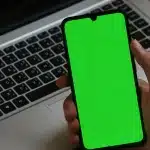 Pagina web mobile con spazi pubblicitari vuoti e placeholder visibili sullo schermo