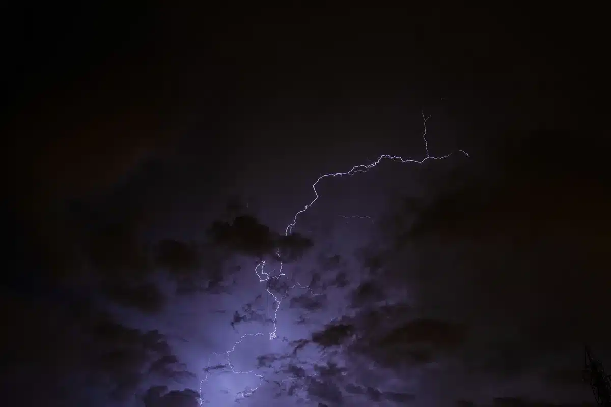 Temporale con fulmini e nuvole scure minacciose