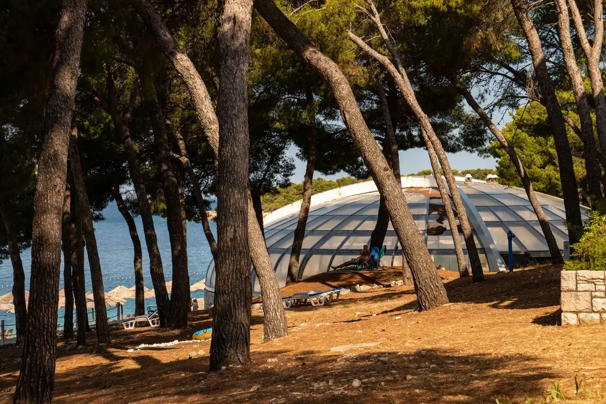 Struttura di piscina rimovibile sulla spiaggia con colori naturali e materiali ecocompatibili