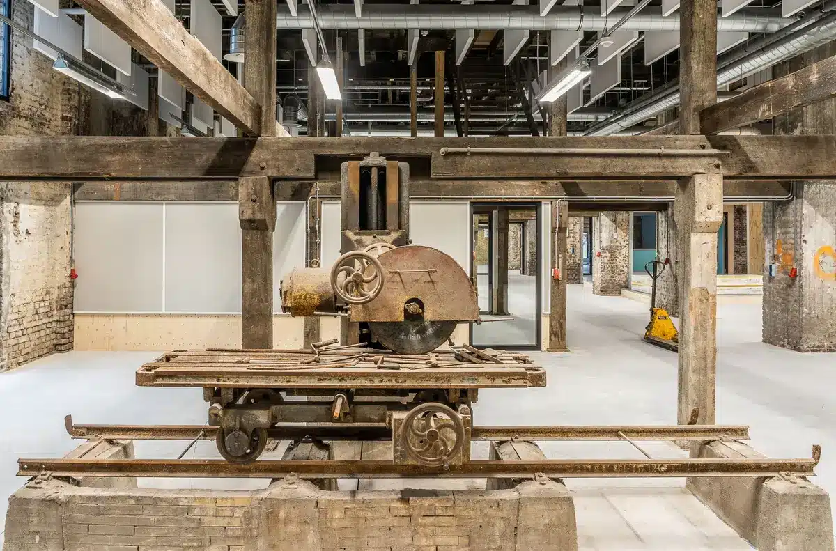 Allestimento di una mostra dedicata al patrimonio industriale della Zanussi e alla memoria del lavoro