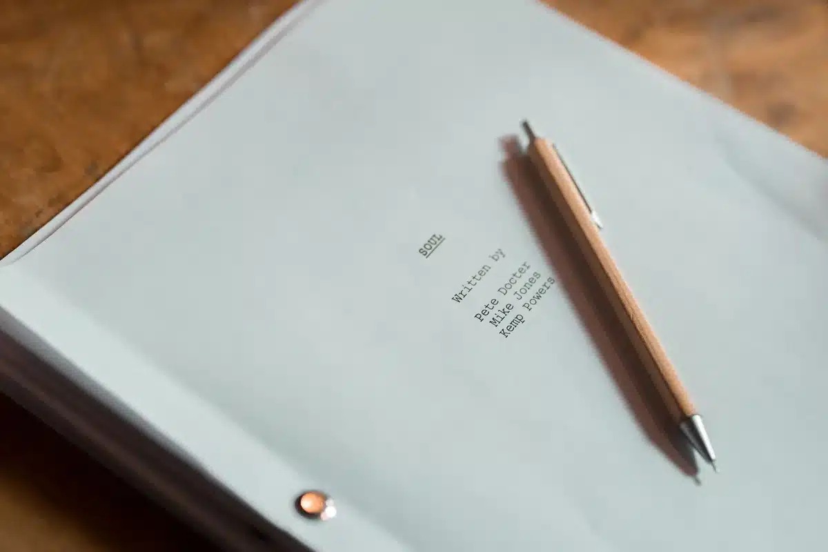 Pagine di sceneggiatura e materiali di scrittura cinematografica su un tavolo