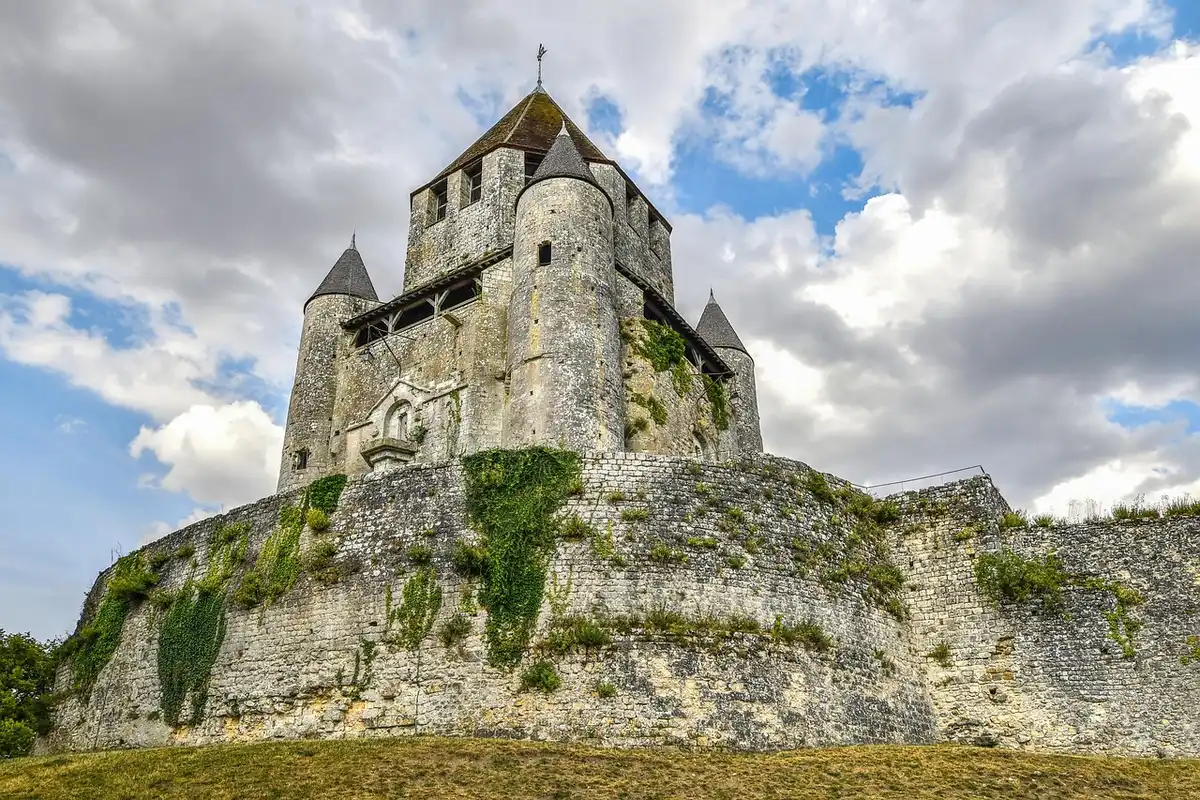 Resti di una fortificazione medievale e frammenti di pietra rinvenuti durante gli scavi