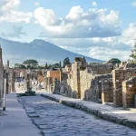 Scavi archeologici con frammenti medievali e resti antichi su un cantiere urbano