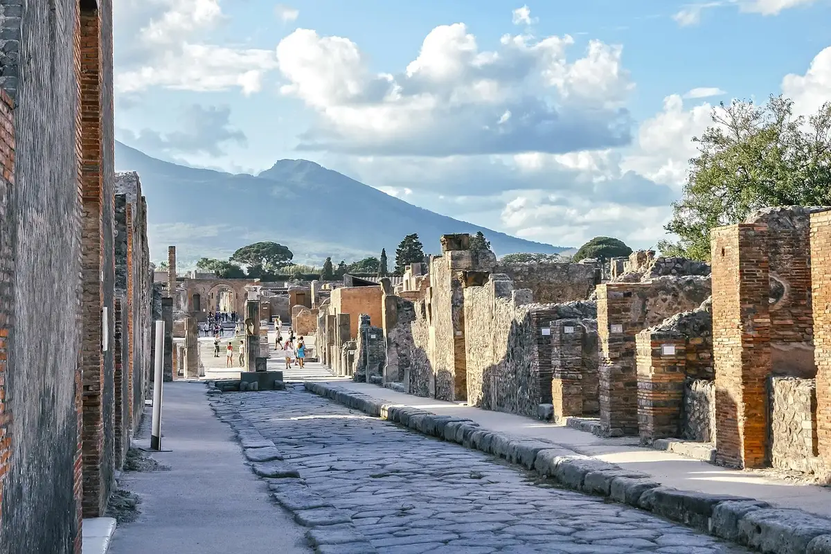 Scavi archeologici con frammenti medievali e resti antichi su un cantiere urbano