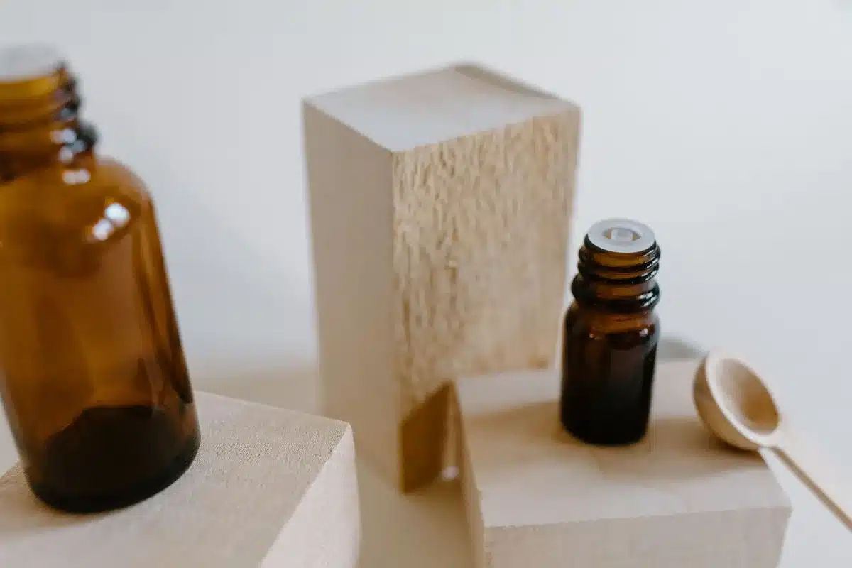 Dettagli di ingredienti olfattivi come patchouli, ambra e vaniglia utilizzati nei profumi moderni.