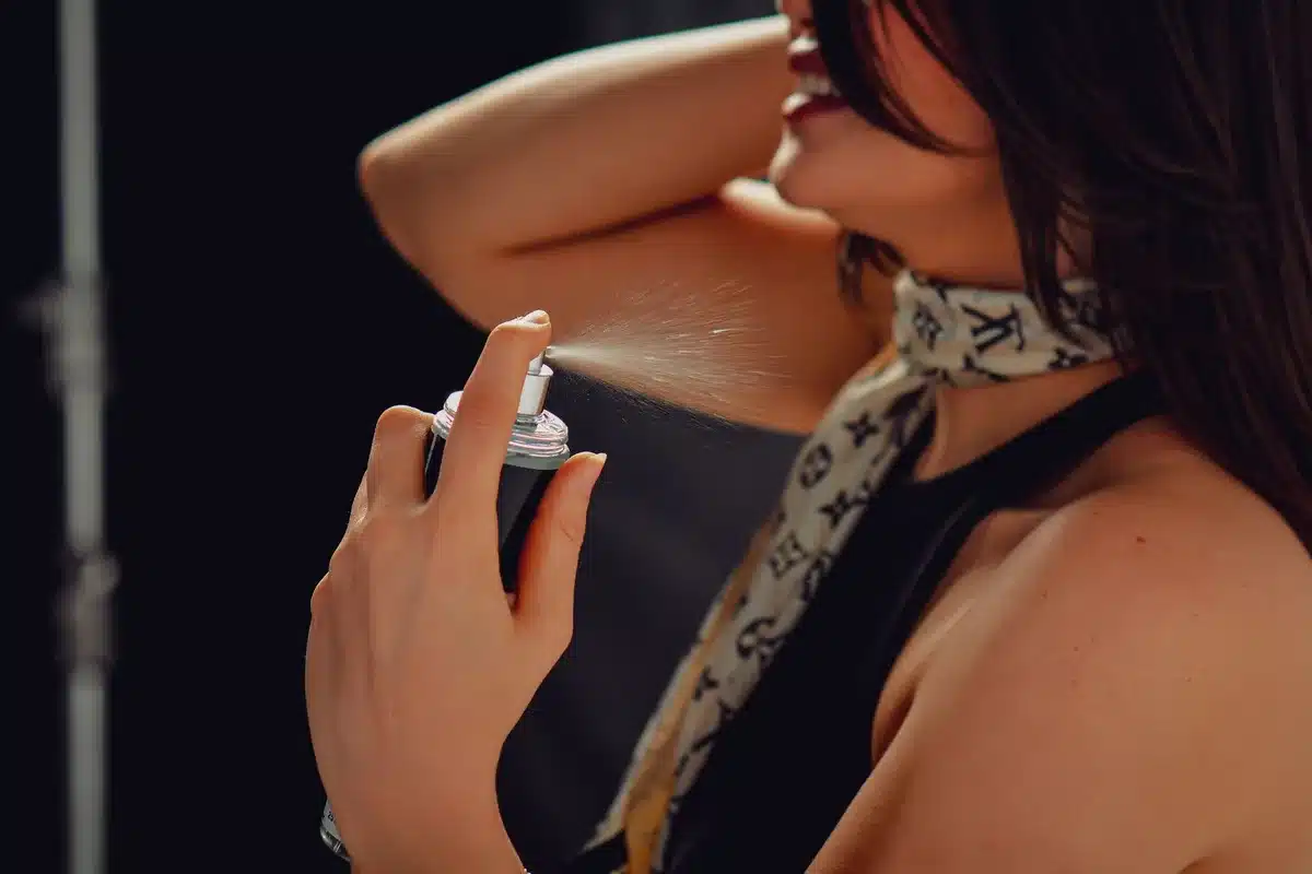 Collezione di profumi e body mist stratificati per creare un'identitร olfattiva personale.