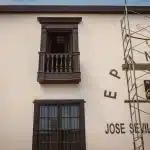 Installazione di rete di protezione trasparente su balcone residenziale con vista su edifici