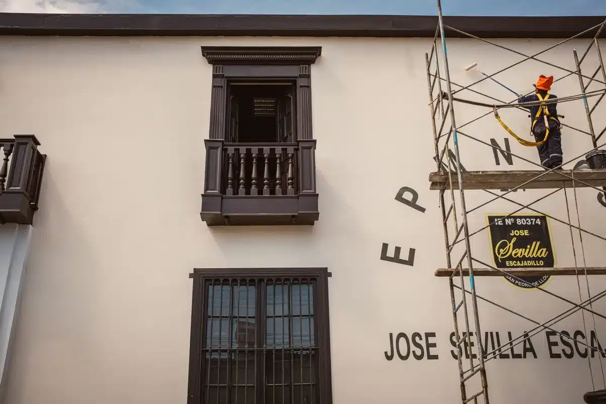 Installazione di rete di protezione trasparente su balcone residenziale con vista su edifici