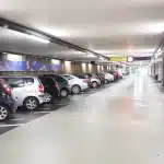 Auto parcheggiata in un'area di parcheggio scarsamente illuminata e isolata durante la notte