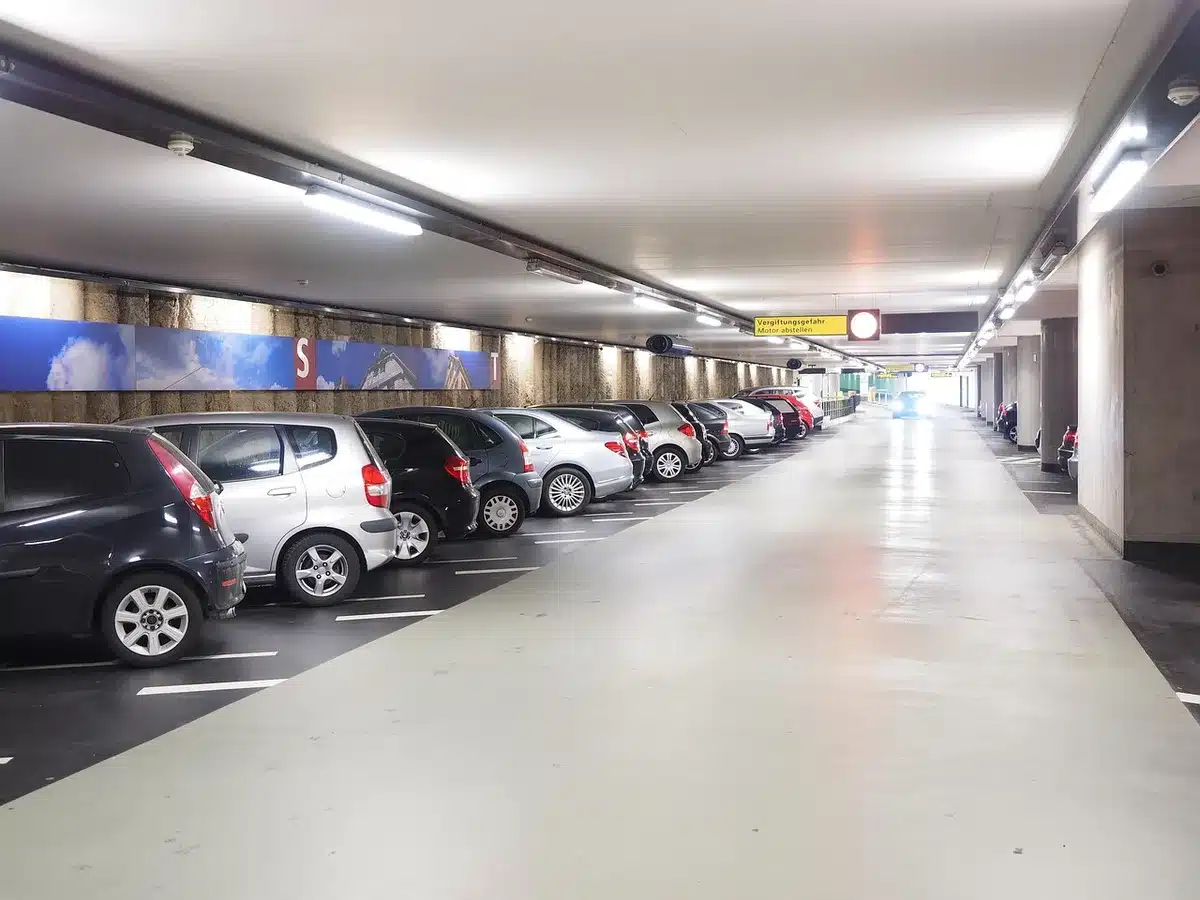Auto parcheggiata in un'area di parcheggio scarsamente illuminata e isolata durante la notte