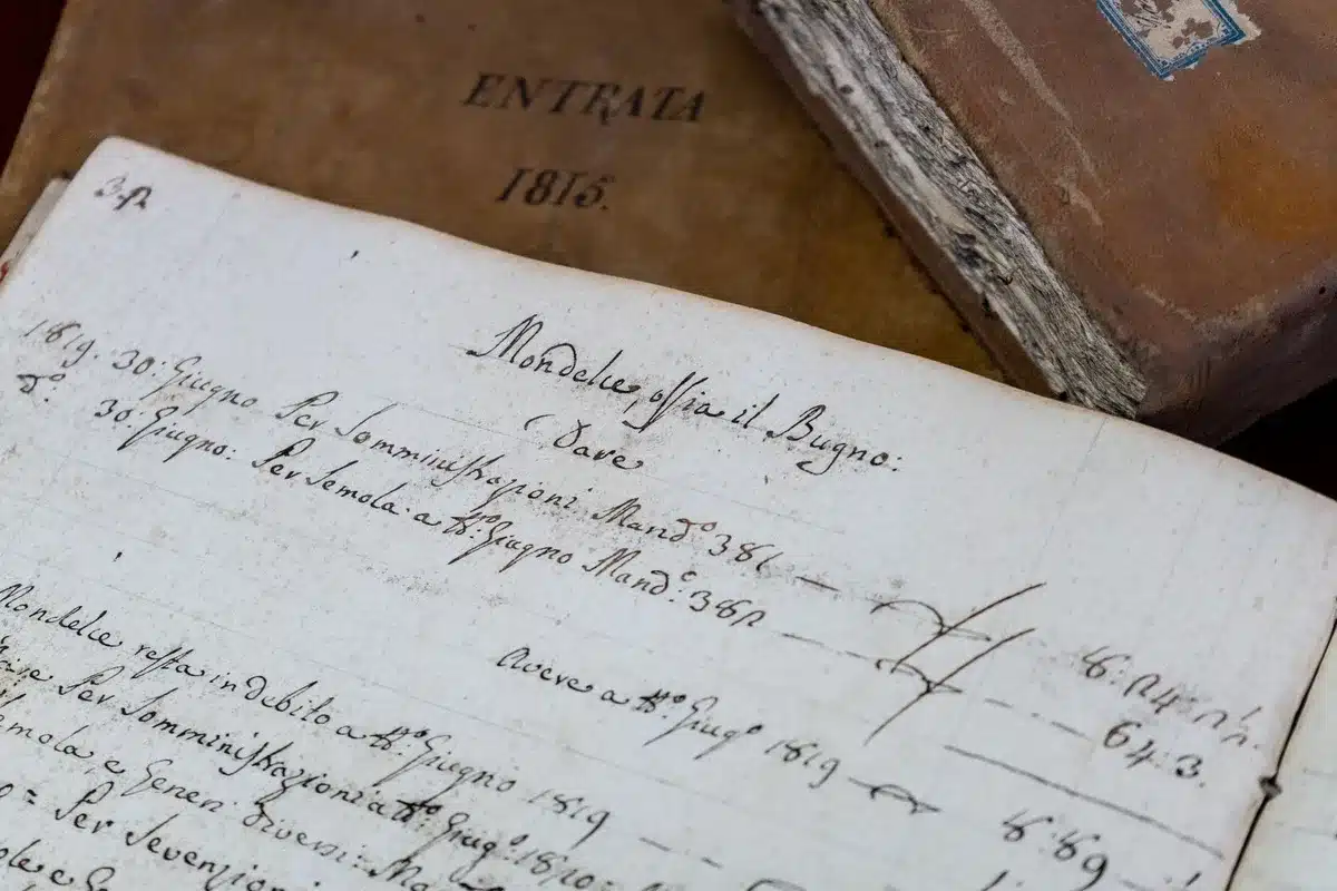 Registri antichi e biglietti di viaggio conservati nel museo, documenti che ricostruiscono percorsi familiari e migrator