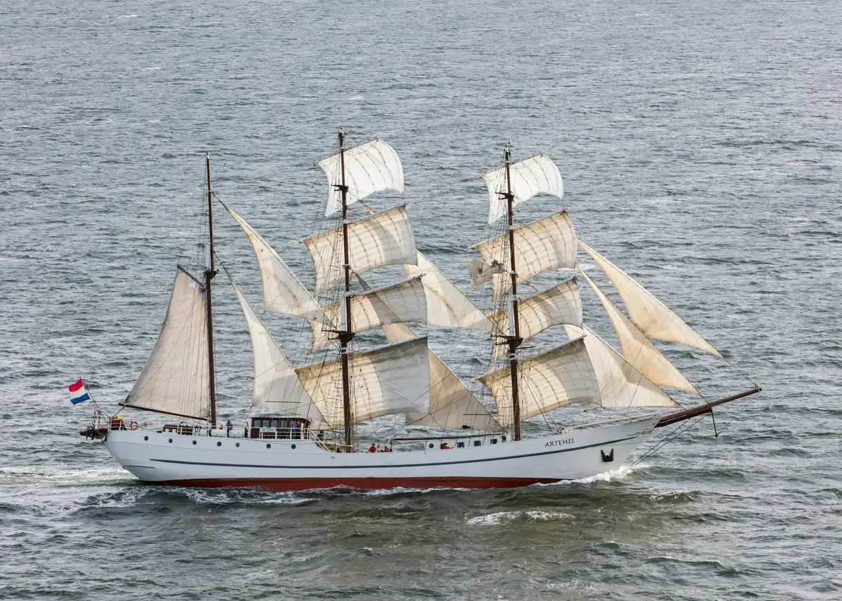 Una nave storica in mare, simbolo delle rotte marittime che collegavano Salina ad Australia, Stati Uniti e Argentina.