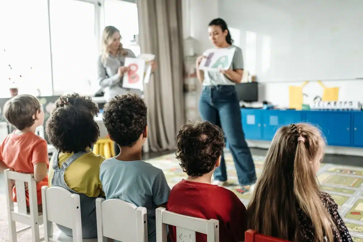 Educatori professionali che lavorano con bambini in un contesto educativo inclusivo e relazionale