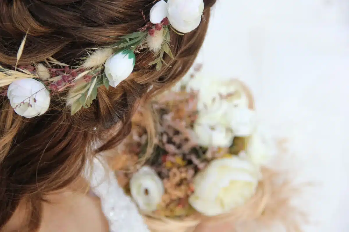 Accessorio per capelli con fiori freschi naturali, delicato e elegante per acconciature da sposa.