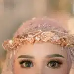 Collezione di accessori eleganti per capelli corti, inclusi diademi con fiori e tessuti delicati su sfondo neutro.