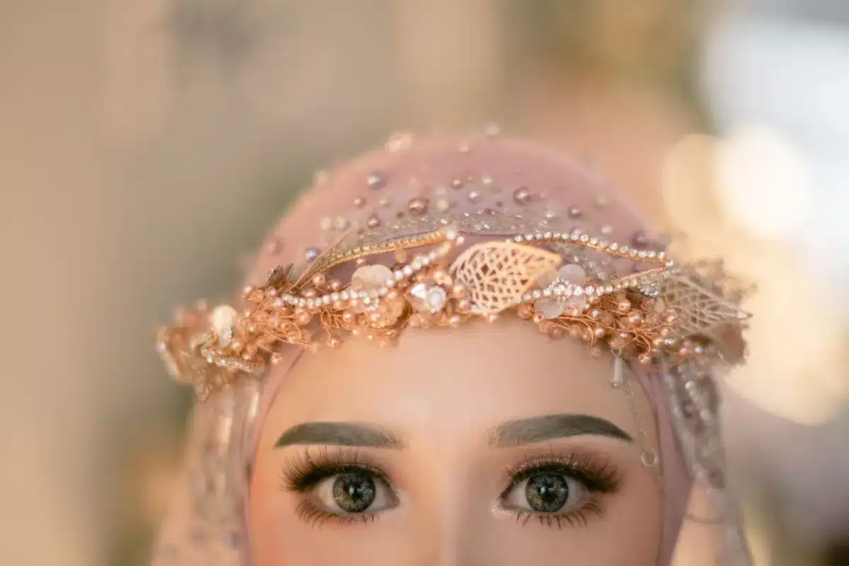 Collezione di accessori eleganti per capelli corti, inclusi diademi con fiori e tessuti delicati su sfondo neutro.