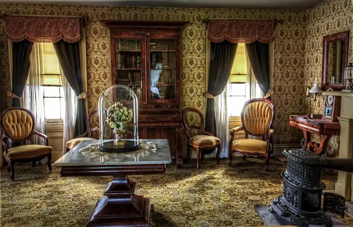Dettagli di carte da parati d'epoca e colori saturi negli interni rinnovati
