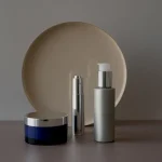 Flaconi di cosmetici economici e packaging sostenibile su superficie minimalista