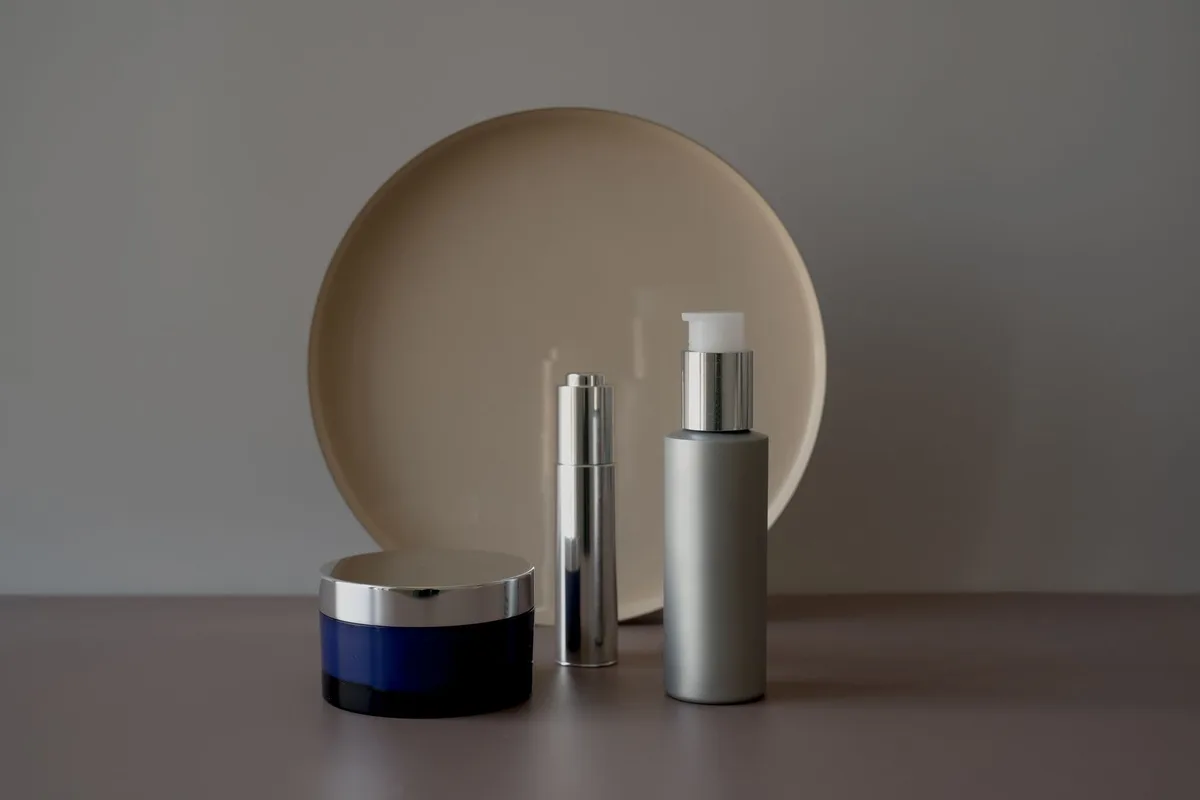 Flaconi di cosmetici economici e packaging sostenibile su superficie minimalista