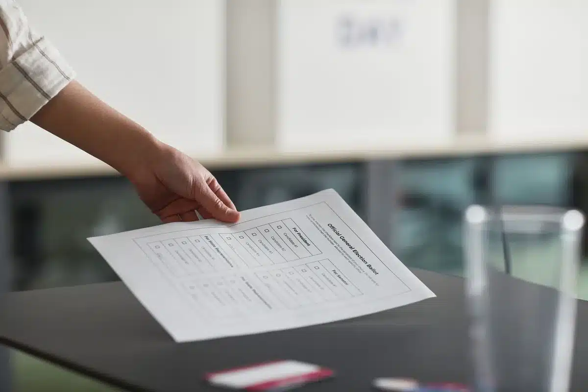 Moduli di sondaggio e analisi politica su tavolo di lavoro