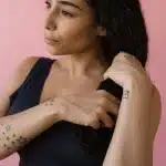 Dettaglio di capelli naturali e sintetici intrecciati insieme durante l'applicazione dell'integrazione capillare