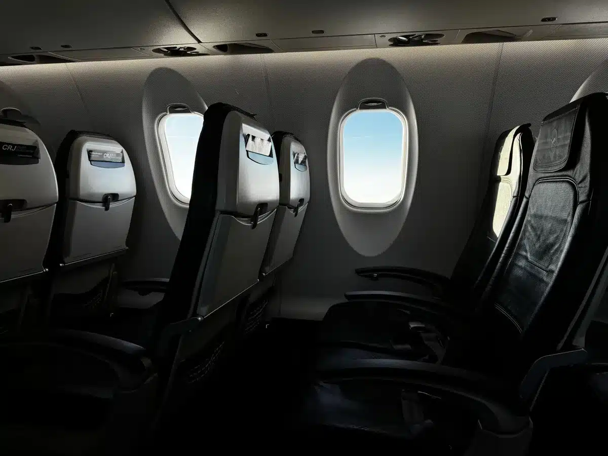 Passeggero che dorme in aereo con mascherina per gli occhi durante un viaggio