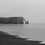 Scogliere di gesso bianco affacciate sul Mare del Nord con foreste sullo sfondo