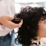 Acconciatura mullet femminile con capelli corti in alto e lunghezze più lunghe dietro