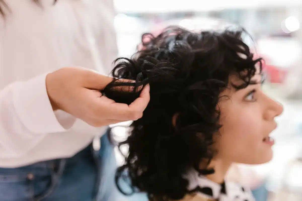 Acconciatura mullet femminile con capelli corti in alto e lunghezze più lunghe dietro