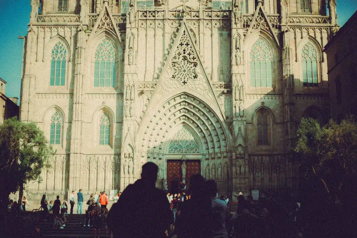 Turisti che visitano monumenti e piazze in una grande capitale europea.
