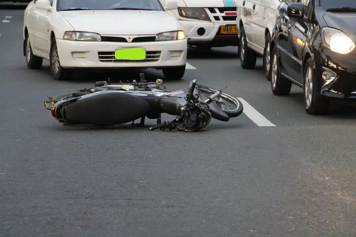 Strada urbana con segnaletica stradale e misure di sicurezza per la prevenzione degli incidenti