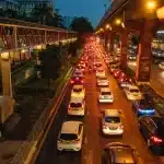Traffico congestionato in città con auto ferme in coda durante l'ora di punta