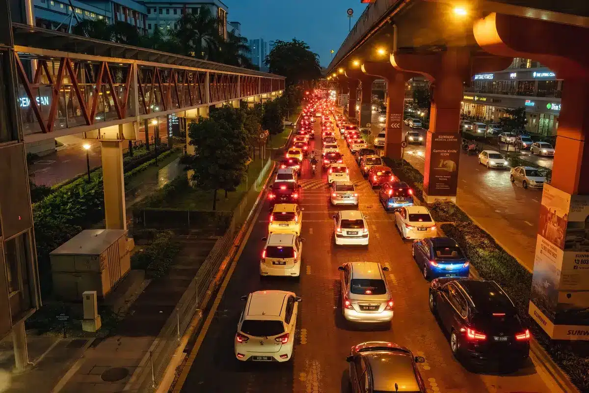 Traffico congestionato in città con auto ferme in coda durante l'ora di punta