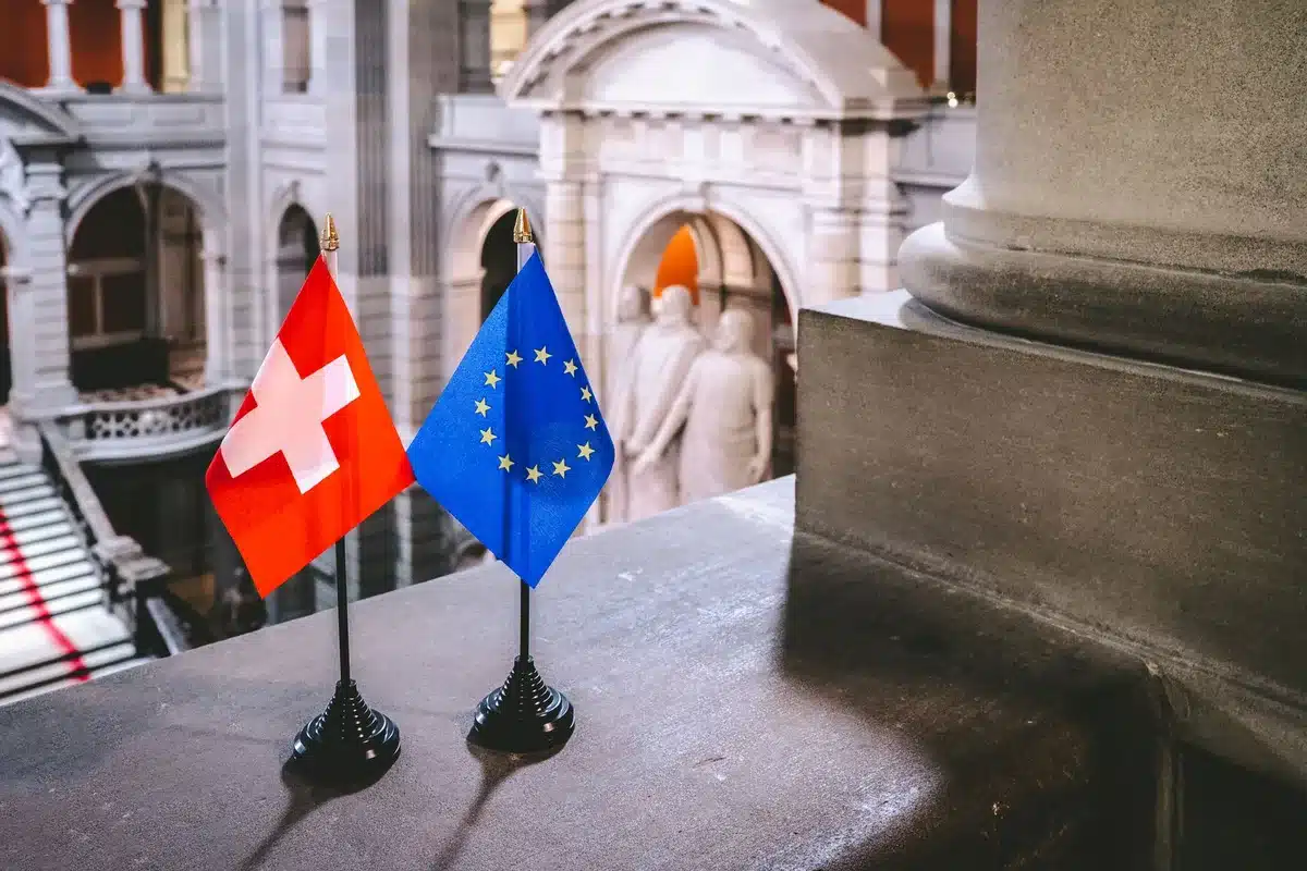 Incontro tra delegati di diverse nazionalità in contesto istituzionale transfrontaliero