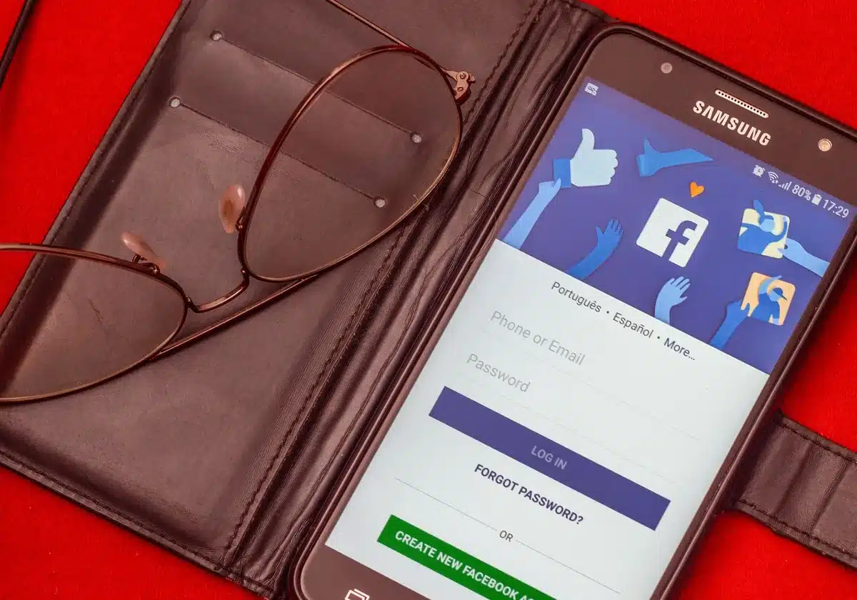 Smartphone con app gestore di password e form di accesso su schermo