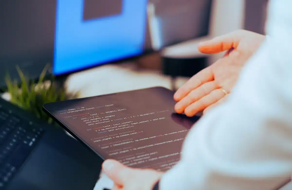 Sviluppatore che esamina codice HTML e markup su monitor per verificare sicurezza