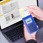 Schermata di sviluppo con form di login e codice HTML visibile su monitor