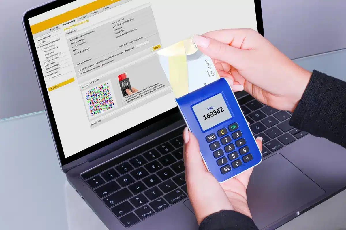 Schermata di sviluppo con form di login e codice HTML visibile su monitor