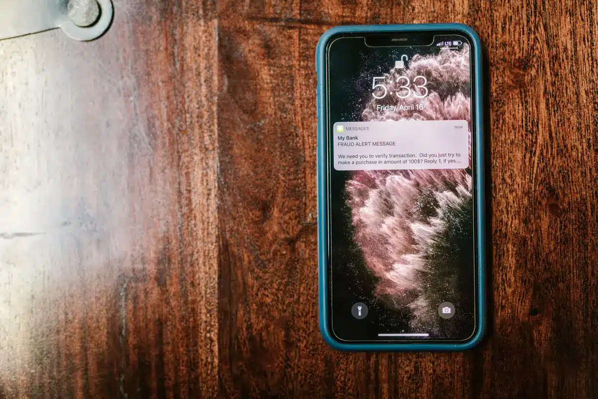 Telefono sul tavolo con notifiche illuminate durante una cena, simbolo di scoperta inaspettata.
