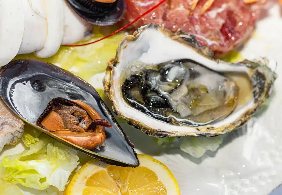 Piatti di frutti di mare freschi serviti in un ristorante locale.