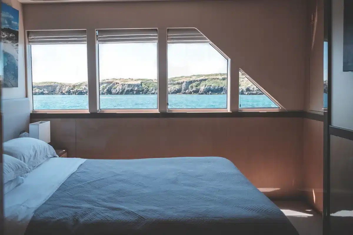 Interno di una cabina di lusso su uno yacht di grandi dimensioni con arredi sofisticati
