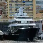 Yacht di lusso bloccato nel porto, simbolo delle sanzioni internazionali contro la Russia