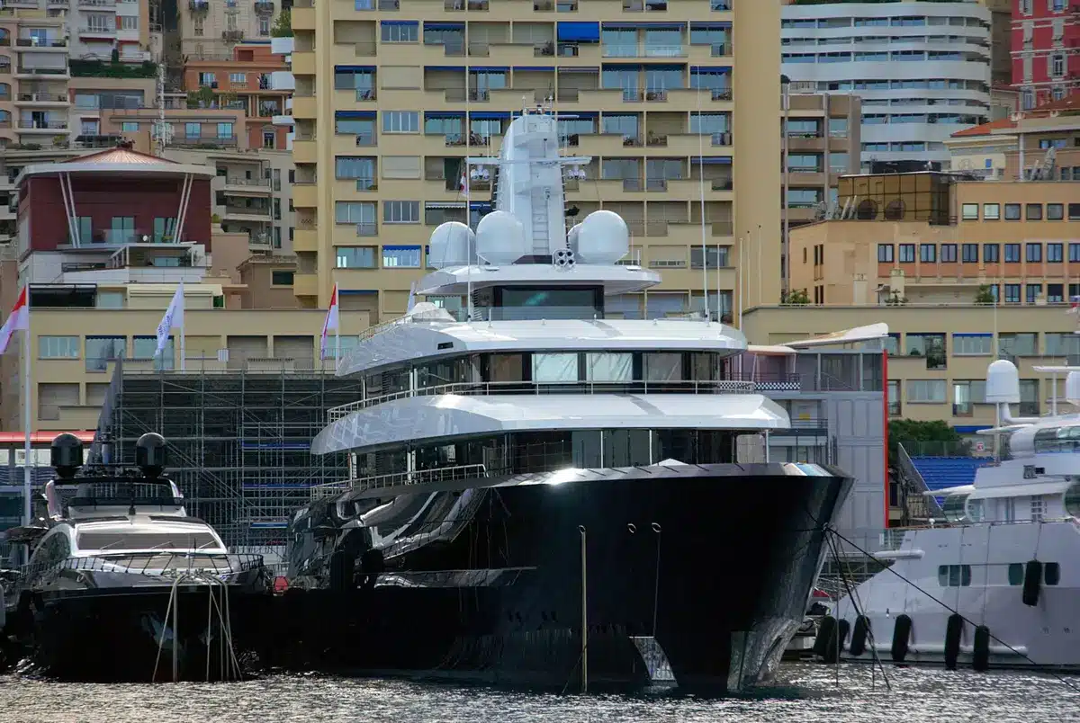Yacht di lusso bloccato nel porto, simbolo delle sanzioni internazionali contro la Russia