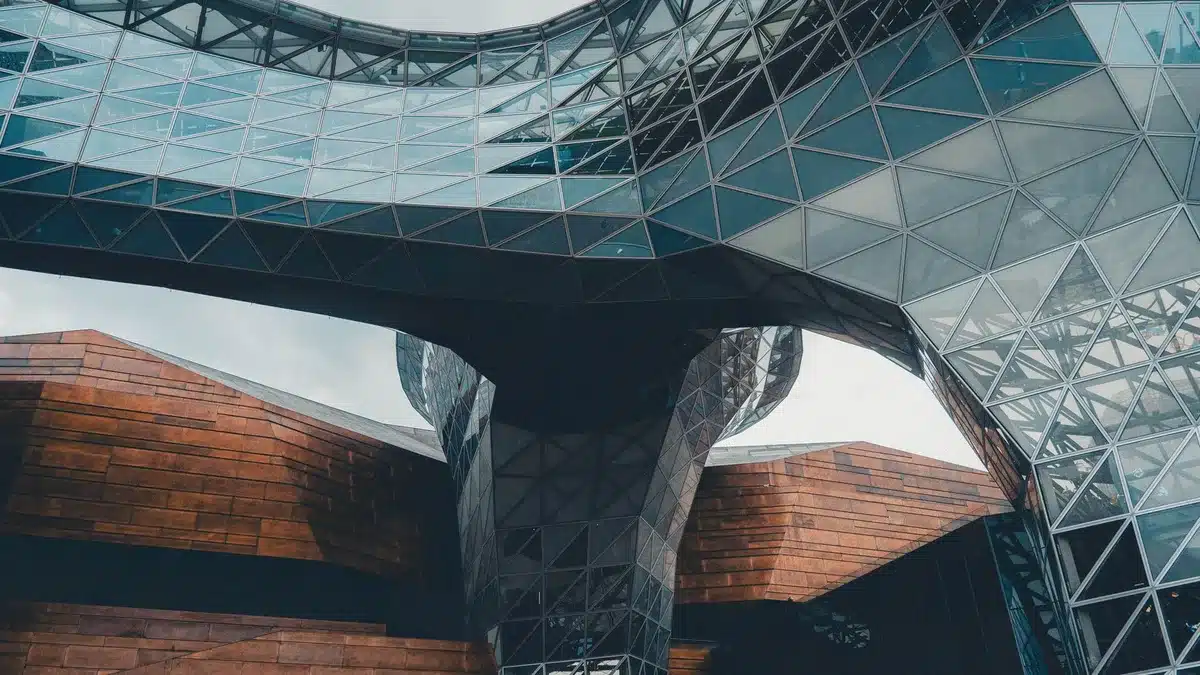 Edificio moderno con elementi di vetro trasparente e strutture architettoniche contemporanee