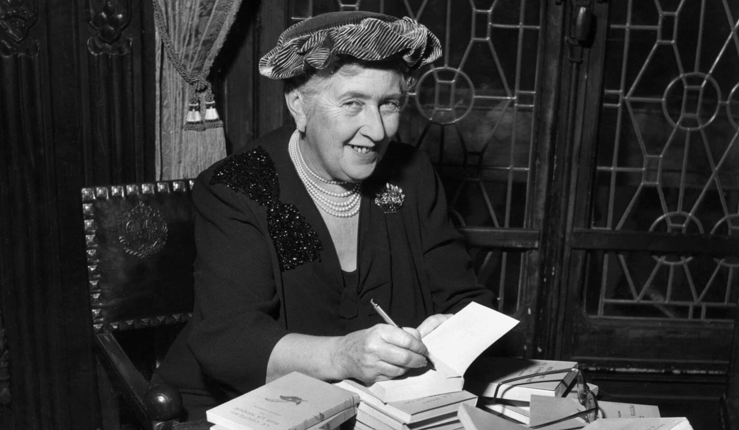 Agatha Christie, 50 anni dopo: perché a ogni finale ci stupisce ancora (e i 10 libri da rileggere oggi)