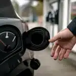 Accise sul gasolio: sconto dimezzato a 6 centesimi al litro fino al 5 ottobre, prezzi in aumento