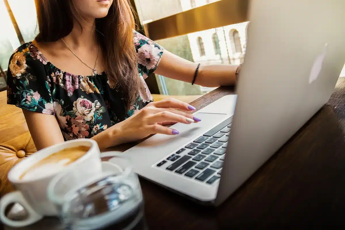 Scrivania editoriale con bozze di layout e laptop chiuso, simbolo di gestione annunci