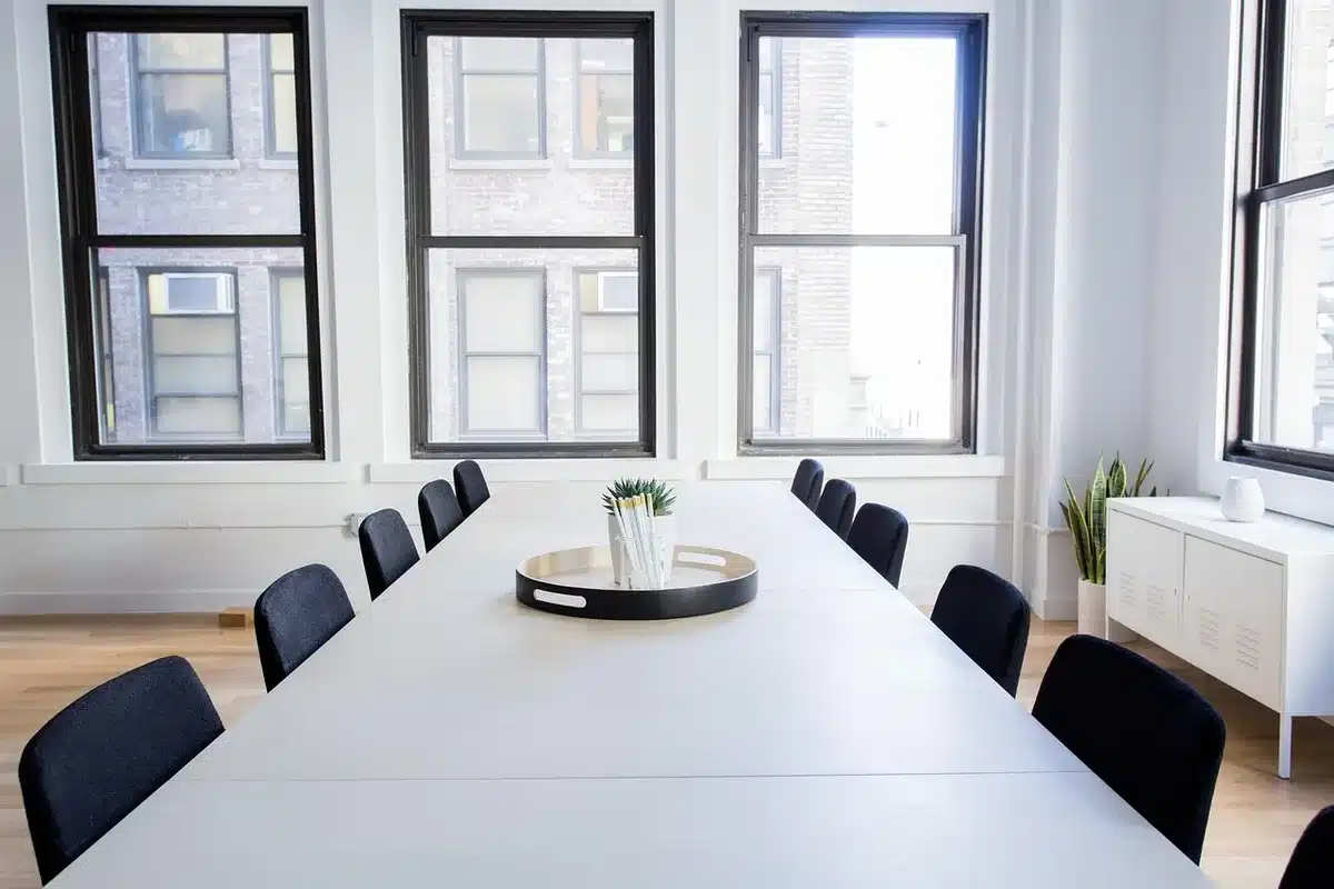 Sala conferenze con persone sedute attorno a un tavolo durante una riunione di valutazione