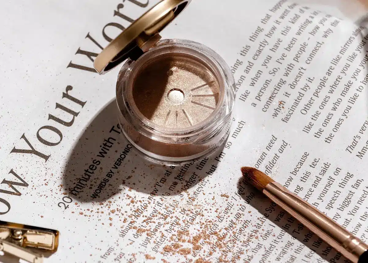 Prodotti make-up con finish opaco e texture vellutate in tonalità vintage e neutre