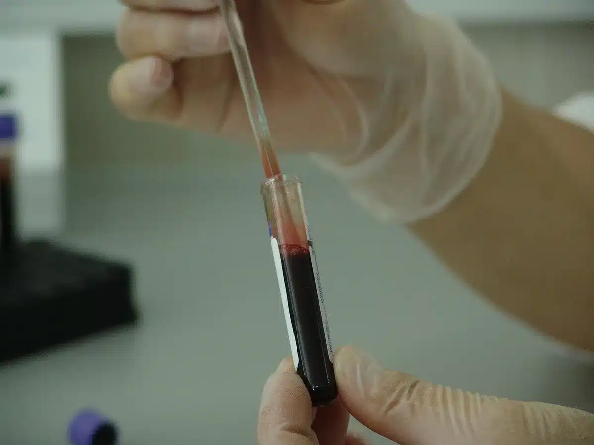 Una ciocca di capelli e una striscia colore pH su fondo neutro